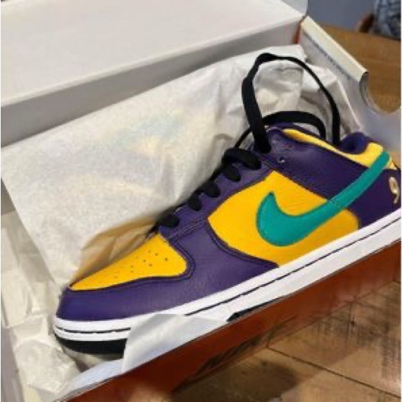 Women’s Nike dunk low Lisa Leslie’s - Picture 2 of 5